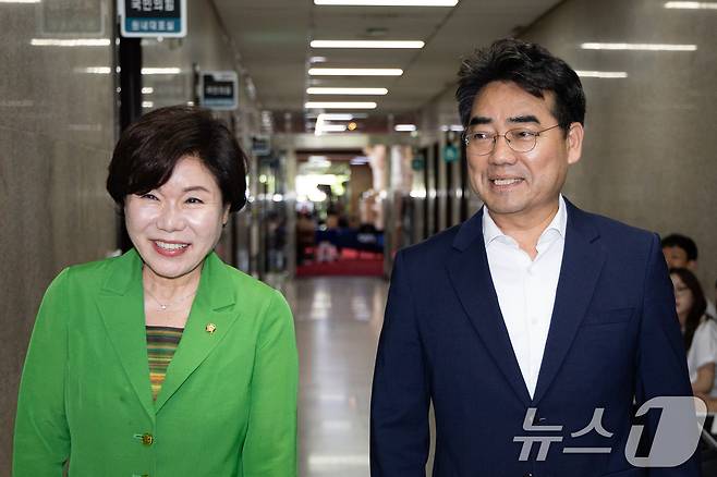 국민의힘 초·재선 의원 모임 '대안과미래' 간사 이성권 의원(오른쪽)과 조은희 의원이 지난 16일 서울 여의도 국회에서 정점식 원내대표 면담을 위해 원내대표실로 들어서고 있다. 대안과미래는 당 지도부의 6·3 지방선거 선거소청 결정과 관련해 의원총회 소집을 요청할 예정이다. 2026.6.16 ⓒ 뉴스1 유승관 기자
