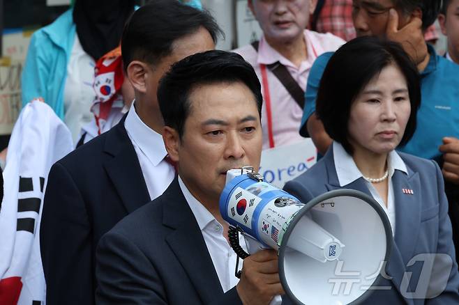 6·3 지방선거 투표용지 부족 사태로 시작한 서울 송파구 올림픽공원 핸드볼경기장 일대 ‘개표소 봉쇄 시위’가 이어지는 가운데 16일 장동혁 국민의힘 대표가 핸드볼경기장 진입 결정을 시위 참가자들에게 알리고 있다. (공동취재) 2026.6.16 ⓒ 뉴스1 김도우 기자