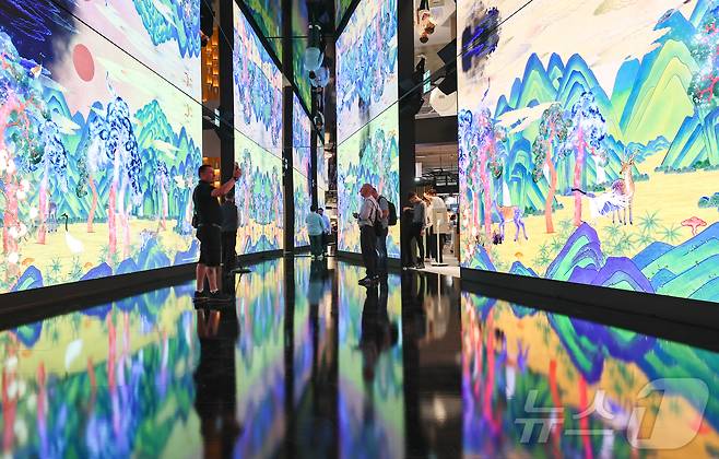 17일(현지시간) 프랑스 파리 엑스포 포르트 드 베르사유(Paris Expo Porte de Versailles)에서 열린 비바테크(VivaTech) 2026 삼성전자 전시관에서 관람객들이 미디어 파사드를 살펴보고 있다. 2026.6.17 ⓒ 뉴스1 이준성 특파원