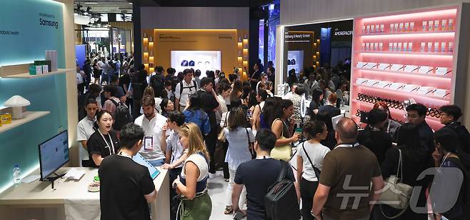 17일(현지시간) 프랑스 파리 엑스포 포르트 드 베르사유(Paris Expo Porte de Versailles)에서 열린 비바테크(VivaTech) 2026 삼성전자 전시관이 관람객들로 붐비고 있다. 2026.6.17 ⓒ 뉴스1 이준성 특파원
