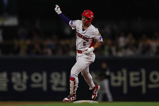 KIA 김도영이 16일 광주-기아 챔피언스 필드에서 열린 2026 KBO리그 정규시즌 LG와 경기에서 6회말 시즌 20호 홈런을 터뜨린 후 베이스를 돌고 있다. 사진 | KIA 타이거즈