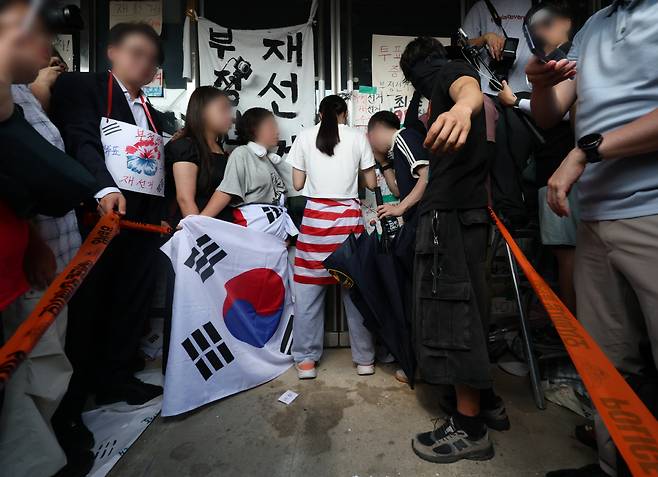 체육단체 진입 막는 시위 참가자<저작권자(c) 연합뉴스, 무단 전재-재배포, AI 학습 및 활용 금지>