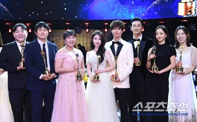 제4회 청룡시리즈어워즈(Blue dragon Series Awards)가 18일 인천 파라다이스시티에서 열렸다. 수상자들이 기념 촬영을 하고 있다. 인천=허상욱 기자 wook@sportschosun.com/2025.07.18/