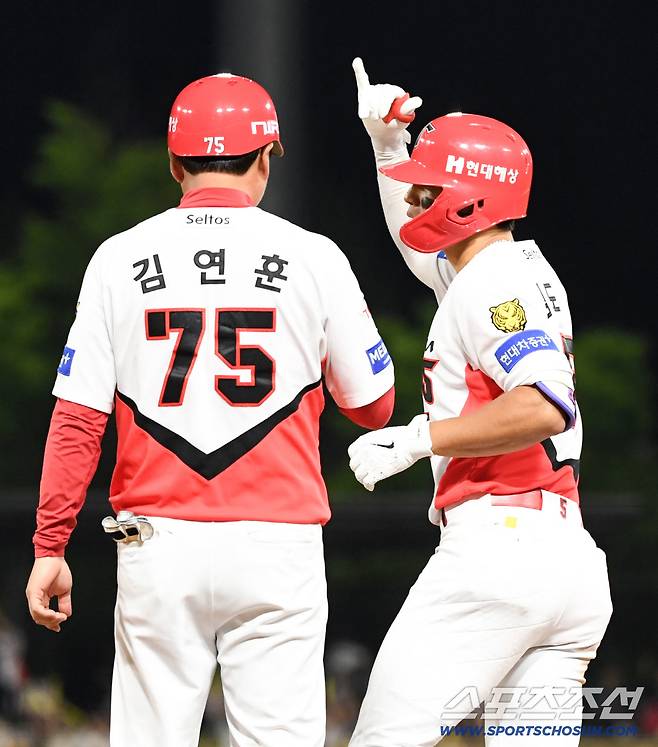 17일 광주 기아챔피언스필드에서 열린 KIA와 LG의 경기. 8회말 무사 2루 KIA 김도영이 적시타를 날린 뒤 환호하고 있다. 광주=박재만 기자 pjm@sportschosun.com/2026.06.17/