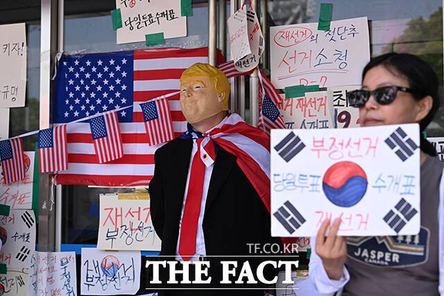전날 서울 송파구 올림픽공원 핸드볼경기장 앞에서 시위대가 농성을 벌이고 있다. /박헌우 기자