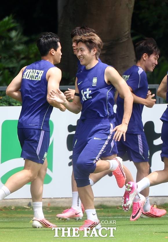 이강인(가운데)이 지난 16일(한국시간) 멕시코 과달라하라 인근 사포판에 있는 베이스캠프 훈련장 치바스 바예 베르데에서 멕시코전 대비 훈련을 하고 있다. /뉴시스