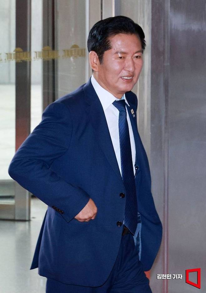 정청래 더불어민주당 대표가 17일 국회로 출근해 당대표실로 향하고 있다. 2026.6.17 김현민 기자