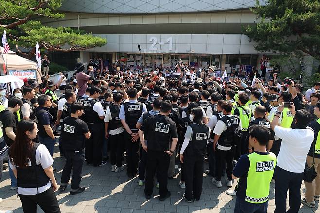 6·3 지방선거 투표용지 부족 사태를 규탄하는 개표소 봉쇄 시위가 이어진 16일 서울 올림픽공원 핸드볼경기장 앞에서 경찰이 시위대에게 대한 체육회 산하 단체의 사무실 출입을 막거나 방해하지 말라는 경고를 고지하고 있다. /뉴시스