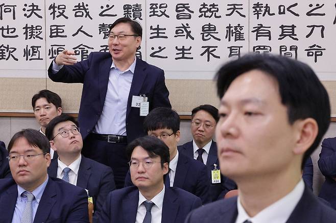 이화영 전 경기도 평화부지사가 지난해 10월 23일 서울 여의도 국회 법제사법위원회에서 열린 서울고등검찰청·서울중앙지방검찰청 등에 대한 국정감사에서 자신의 대북 송금 사건을 수사했던 박상용 법무연수원 교수의 답변 도중 발언권을 요청하고 있다. /뉴스1