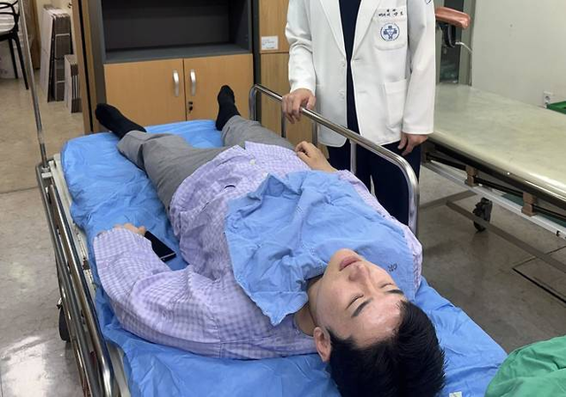 지난 4월 27일 선거운동 중 음료수 테러를 당해 넘어져 다친 것으로 알려진 정이한 당시 개혁신당 부산시장 후보가 부산 온병원 응급실에서 치료를 받고 있는 모습. [개혁신당 정이한 부산시장 후보 선거대책위원회 제공 사진 갈무리]