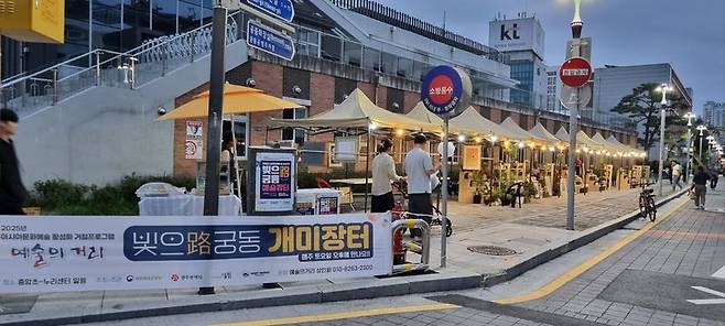 광주광역시가 '2026 아시아문화예술 활성화 거점 프로그램'의 하나로, 총사업비 4억원(시비 2억5000만원 포함)을 들여 '예술의거리'<사진> 일원을 창작과 전시, 체험과 소비, 문화와 상권이 어우러지는 복합 문화 예술 생태계로 조성한다. 광주광역시 제공