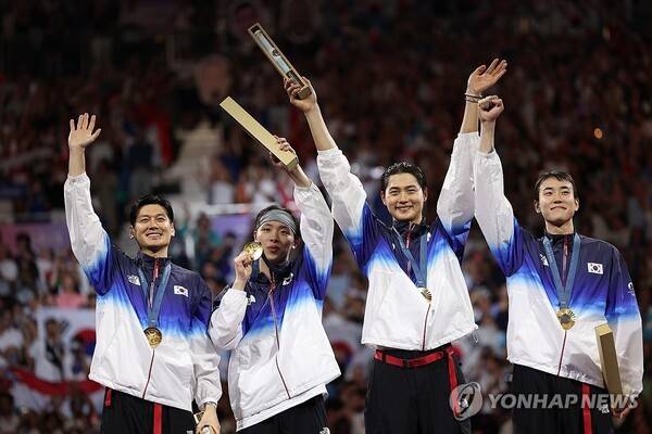 2024 파리올림픽에서 남자 사브르 단체전 우승을 일군 구본길(왼쪽부터), 박상원, 오상욱, 도경동. 연합뉴스