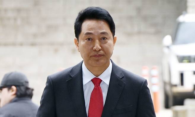 여론조사비 대납 의혹으로 기소된 오세훈 서울시장이 17일 서울 서초구 서울중앙지방법원에서 열린 결심공판에 출석하고 있다. 공동취재사진
