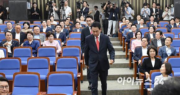 장동혁 국민의힘 당대표가 17일 서울 여의도 국회에서 열린 의원총회에 참석하고 있다. [사진=곽영래 기자]