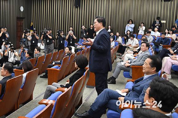 송석준 국민의힘 의원이 17일 서울 여의도 국회에서 열린 의원총회에서 공개 발언 요청을 하고 있다. [사진=곽영래 기자]