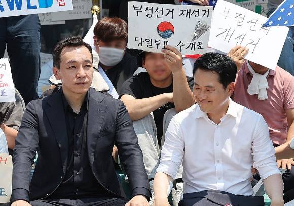 6·3지방선거 투표용지 부족 사태로 촉발된 잠실 개표소 봉쇄 시위가 이어진 16일 국민의힘 장동혁 대표, 김민수 최고위원이 서울 송파구 올림픽공원 핸드볼경기장 개표소 앞에 자리를 잡고 앉아 있다. 2026.6.16 [공동취재] [사진=연합뉴스]