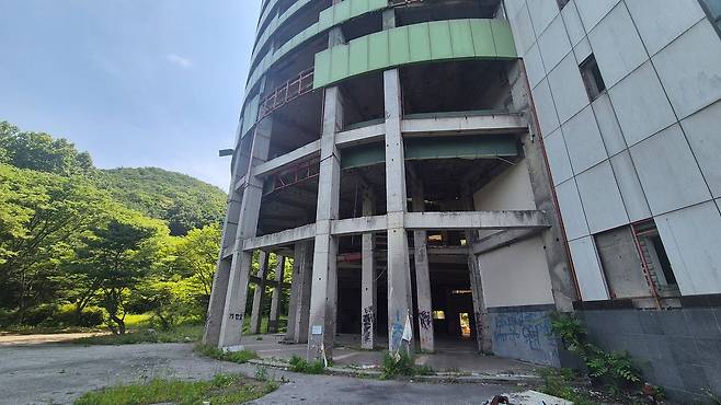 충북 충주시 동량면에 있는 한 폐리조트가 철근과 내부 시설이 뜯겨져 흉물처럼 방치돼 있다. 이 사진은 관계자 동의를 얻어 촬영했다. 최종권 기자
