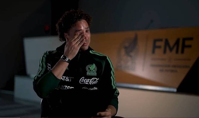 멕시코 골키퍼 기예르모 오초아가 16일 공개된 FIFA와의 인터뷰 도중 딸의 편지를 읽다가 눈물을 흘리고 있다. 사진 FIFA 홈페이지 캡처