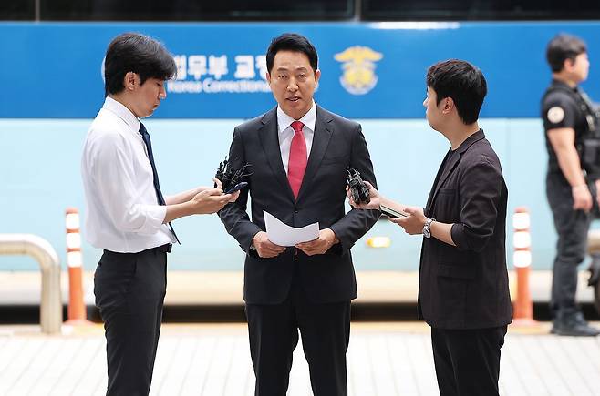 오세훈 서울시장이 17일 서울 서초구 서울중앙지방법원에서 열린 여론조사비 대납 의혹 관련 결심 공판에 출석하며 입장을 밝히고 있다. 뉴스1