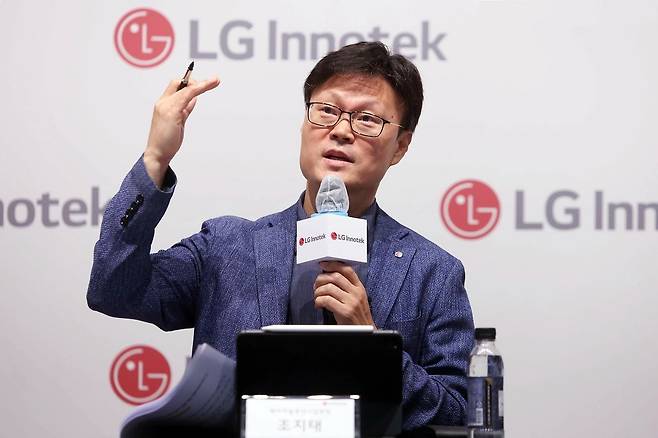 조지태 LG이노텍 패키지솔루션사업부장(전무)이 지난 16일 서울 강서구 LG이노텍 본사에서 열린 미디어 테크 데이에서 취재진의 질문에 답변하고 있다. 사진 LG이노텍