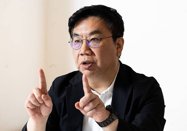 조진표 대표는 AI 시대에 철학과가 컴퓨터공학과보다 유리하다는 주장에 대해 뉴욕연방준비은행의 수치로 반박했다. 그는 “철학과는 실업률은 낮아 보여도 불완전 고용률이 높아 저임금 일자리에 종사하는 경우가 많고, 컴퓨터공학과는 실업률이 다소 높아도 양질의 일자리 선택지가 많다”고 했다. 우상조 기자