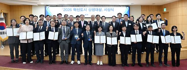 ▲ 2026 혁신도시 상생대상 시상식이 16일 서울 국회의원회관에서  이민원 혁신도시정책연구원장, 김중석 강원도민일보 회장(대한민국지방신문협의회 회장, 송기헌 국회의원,  경민현 강원도민일보 사장 등 대신협 회원사 사장단과 수상기관 관계자들이 참석한 가운데 열렸다. 시상식후 수상자와 내빈들이 기념촬영을 하고 있다.  서영 기자