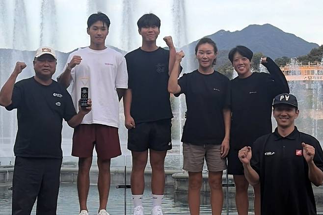 ▲ 춘천시청 수상스포츠팀 김명식 코치(왼쪽부터)와 주시아, 박주형, 유지영, 김유진이 15일 경기 남양주 오남저수지에서 막을 내린 제39회 KWWA 수상스키·웨이크스포츠 종합대회에서 단체전 우승을 차지한 뒤 기뻐하고 있다. 춘천시청 수상스포츠팀 제공