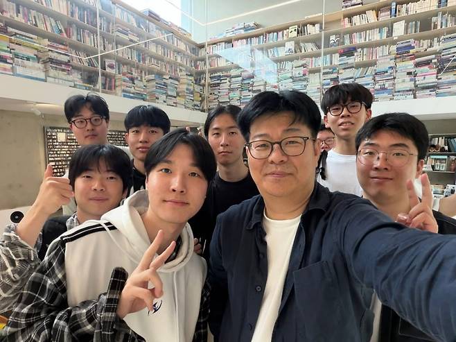 카이스트 학생들을 집으로 초대해 수업을 진행한 정재승 교수. 정재승 페이스북.