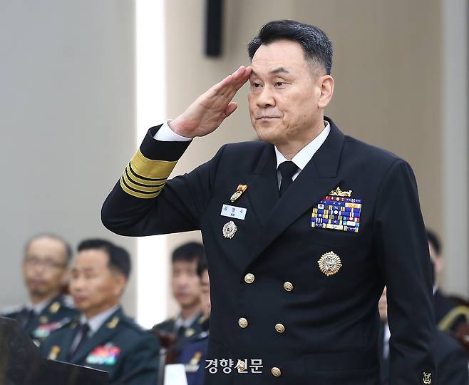 김명수 전 합동참모본부 의장이 2024년 10월 서울 용산구 합동참모본부에서 열린 국회 국방위원회 국정감사에 참석해 경례하고 있다. 국회사진기자단