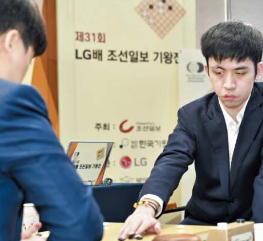 왕싱하오 9단이 16일 제31회 LG배 조선일보 기왕전 결승 최종국에서 착수하고 있다. [한국기원]