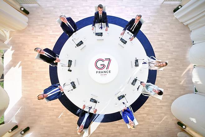15일(현지시간) 프랑스 에비앙에서 열린 주요 7개국(G7) 정상회의 업무 만찬에 참석한 정상들이 원탁 테이블에 둘러앉아 있다. 위쪽 가운데부터 시계 반대 방향으로 에마뉘엘 마크롱 프랑스 대통령, 도널드 트럼프 미국 대통령, 키어 스타머 영국 총리, 프리드리히 메르츠 독일 총리, 안토니우 코스타 유럽연합(EU) 정상회의 상임의장, 우르줄라 폰 데어 라이엔 EU 집행위원장, 다카이치 사나에 일본 총리, 조르자 멜로니 이탈리아 총리, 마크 카니 캐나다 총리. [UPI 연합뉴스]
