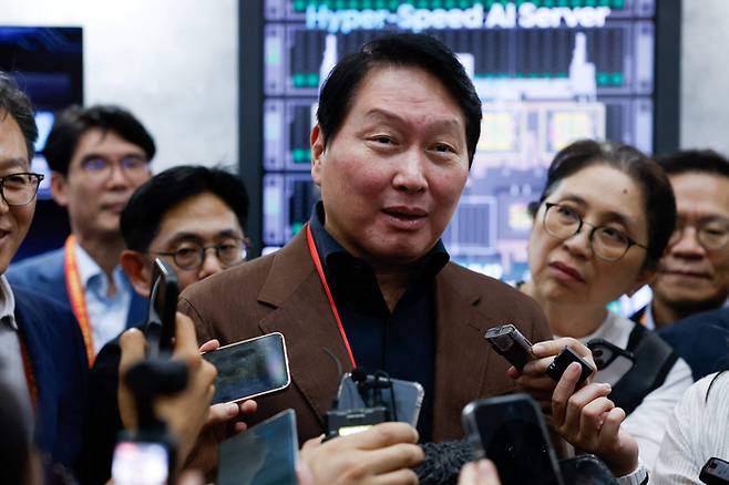 최태원 SK그룹 회장이 6월 2일 대만 타이베이에서 열린 연례 컴퓨텍스 전시회에서 기자들의 질문에 답하고 있다. 로이터연합뉴스