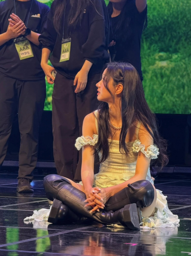 Actress Hyeri showcased her perfect visuals, effectively dispelling recent controversy regarding her belly fat, by releasing behind-the-scenes photos from her fan meeting, *The Last Of Us: Left*, on her social media. In the released photos, Hyeri captivated fans by wearing various outfits that highlighted her slender legs and toned physique.Through these behind-the-scenes shots, Hyeri naturally resolved the controversy surrounding her abdominal lines that had arisen due to her outfit and camera angles during the recent fan meeting held at Ewha Womans Universitys Samsung Hall in Seoul. In the photos, Hyeri perfectly pulled off a diverse range of styles, from a black corset to a mini dress, boasting doll-like proportions.Fans are expressing admiration for Hyeris real-life proportions upon seeing these photos. Starting with the Seoul performance, Hyeri is scheduled to continue her Asian fan meeting tour in Macau, Ho Chi Minh City, Hong Kong, Taipei, and other locations.