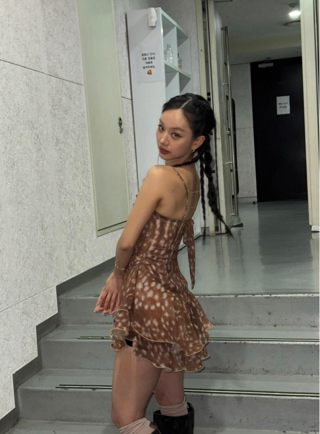 Actress Hyeri showcased her perfect visuals, effectively dispelling recent controversy regarding her belly fat, by releasing behind-the-scenes photos from her fan meeting, *The Last Of Us: Left*, on her social media. In the released photos, Hyeri captivated fans by wearing various outfits that highlighted her slender legs and toned physique.Through these behind-the-scenes shots, Hyeri naturally resolved the controversy surrounding her abdominal lines that had arisen due to her outfit and camera angles during the recent fan meeting held at Ewha Womans Universitys Samsung Hall in Seoul. In the photos, Hyeri perfectly pulled off a diverse range of styles, from a black corset to a mini dress, boasting doll-like proportions.Fans are expressing admiration for Hyeris real-life proportions upon seeing these photos. Starting with the Seoul performance, Hyeri is scheduled to continue her Asian fan meeting tour in Macau, Ho Chi Minh City, Hong Kong, Taipei, and other locations.