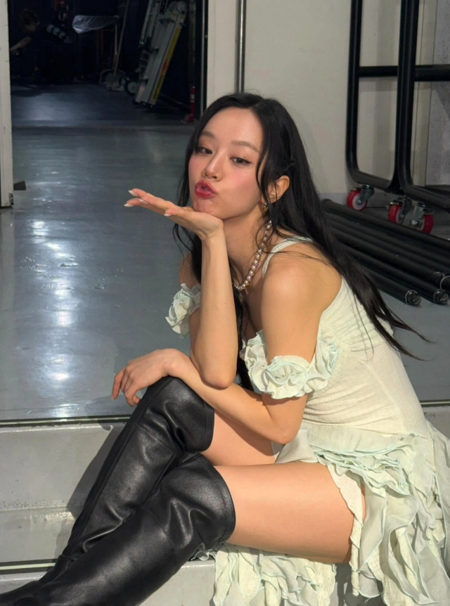 Actress Hyeri showcased her perfect visuals, effectively dispelling recent controversy regarding her belly fat, by releasing behind-the-scenes photos from her fan meeting, *The Last Of Us: Left*, on her social media. In the released photos, Hyeri captivated fans by wearing various outfits that highlighted her slender legs and toned physique.Through these behind-the-scenes shots, Hyeri naturally resolved the controversy surrounding her abdominal lines that had arisen due to her outfit and camera angles during the recent fan meeting held at Ewha Womans Universitys Samsung Hall in Seoul. In the photos, Hyeri perfectly pulled off a diverse range of styles, from a black corset to a mini dress, boasting doll-like proportions.Fans are expressing admiration for Hyeris real-life proportions upon seeing these photos. Starting with the Seoul performance, Hyeri is scheduled to continue her Asian fan meeting tour in Macau, Ho Chi Minh City, Hong Kong, Taipei, and other locations.