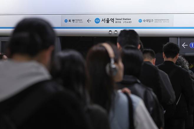 퇴근 시간대 서울지하철 4호선에서 한 남성이 체구가 작은 여성들을 상대로 폭행을 일삼는다는 주장이 나왔다. /사진=뉴스1