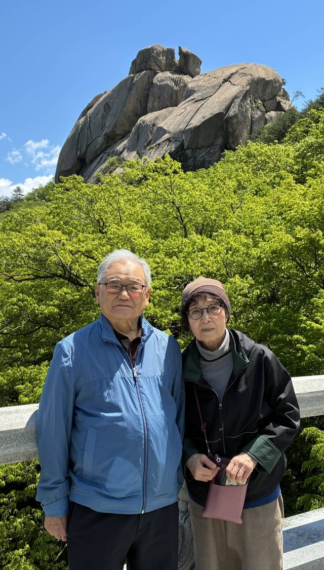 이원우(왼쪽) 교수님께서 대학을 은퇴한 후 사모님과 여행 다니시며 찍은 사진.