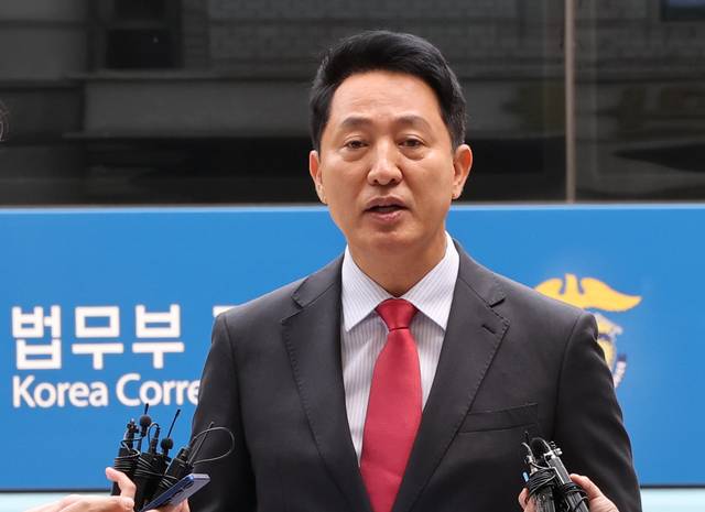 오세훈 서울시장이 17일 서울 서초구 서울중앙지방법원에서 열린 ‘명태균 여론조사 의혹’ 사건 1심 결심공판에 출석하며 입장을 밝히고 있다. 연합뉴스