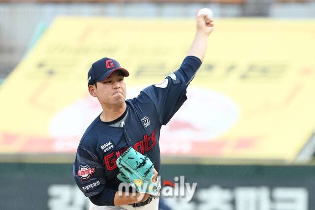 16일 인천 SSG랜더스필드에서 열린 '2026 신한 SOL KBO리그' 롯데 자이언츠와 SSG 랜더스 경기. 롯데 선발 투수 김진욱이 힘차게 투구하고 있다./한혁승 기자