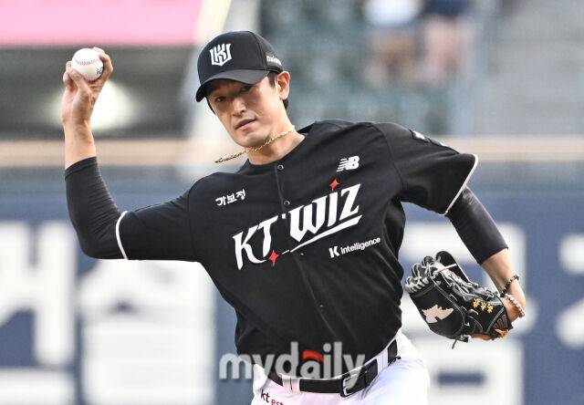 16일 오후 서울 잠실야구장에서 진행된 '2026 프로야구 KBO리그' 두산베어스와 KT위즈의 경기. KT 선발투수 고영표가 역투하고 있다./잠실=송일섭 기자