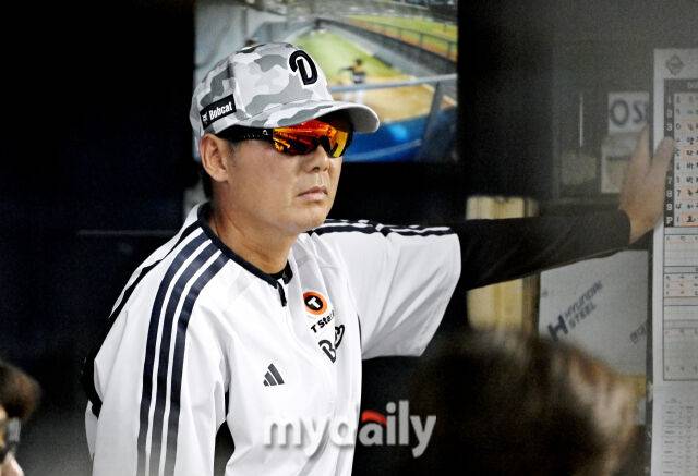 16일 오후 서울 잠실야구장에서 진행된 '2026 프로야구 KBO리그' 두산베어스와 KT위즈의 경기. 두산 김원형 감독이 경기를 지켜보고 있다./잠실=송일섭 기자