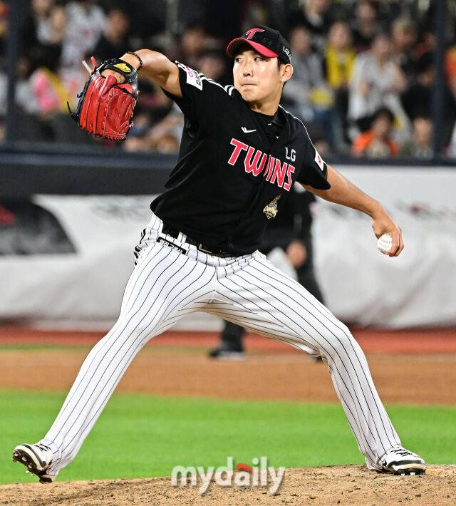 2026년 6월 4일 오후 경기도 수원KT위즈파크에서 열린 '2026 신한 SOL KBO리그' LG 트윈스와 KT 위즈의 경기. LG 손주영이 9회말 구원등판해 역투하고 있다./마이데일리