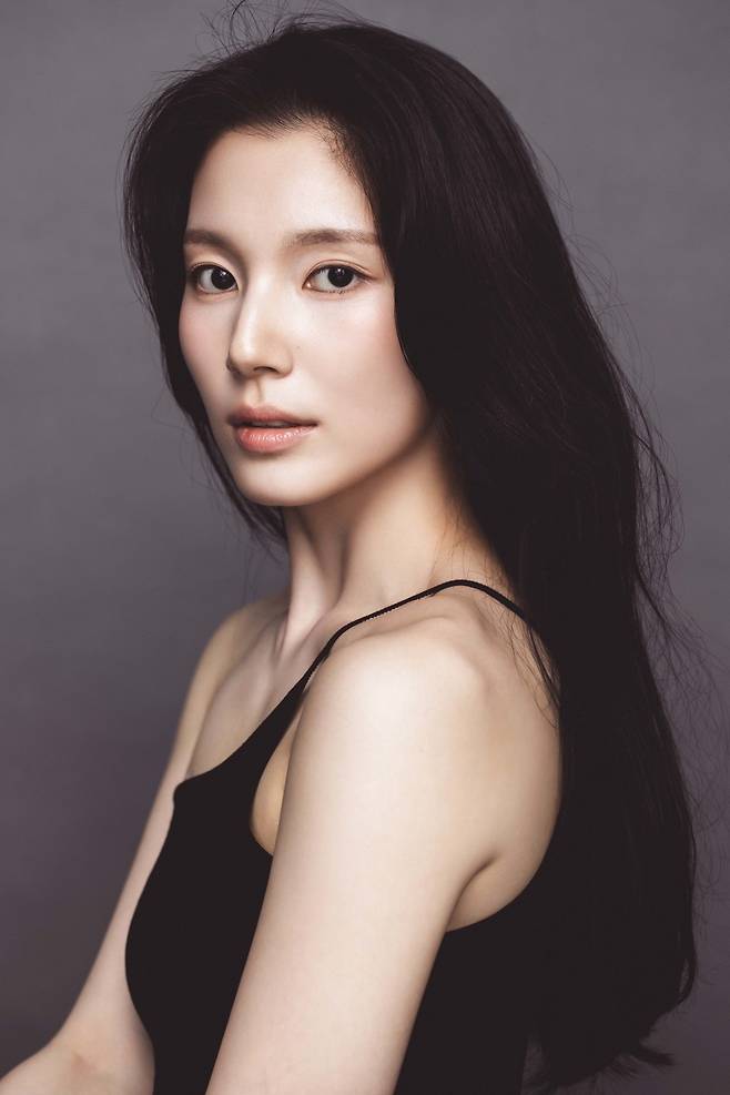 Actor For us expressed deep respect for Park Jihoon, with whom he worked on the TVING original series Legend of the Cook, praising his serious acting attitude during an interview. For us stated that he was impressed by how Park Jihoon always put his heart into his work on set, even while handling unconventional makeup and comedic acting.
