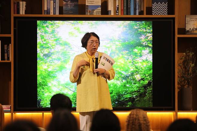 [서울=뉴시스]일본 재택 호스피스 전문의 나이토 이즈미 원장이 지난달 27일 서울 강남구 별마당도서관에서 강연을 하고 있다. (사진=마음의숲 출판사 제공) 2026.06.16. photo@newsis.com  *재판매 및 DB 금지