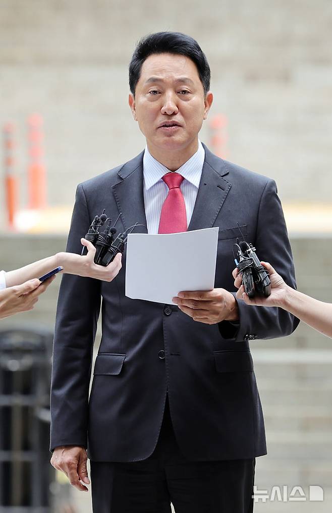 [서울=뉴시스] 홍효식 기자 = 여론조사비 대납 의혹을 받는 오세훈 서울시장이 17일 서울 서초구 서울중앙지방법원에서 열린 결심공판에 출석하며 입장을 밝히고 있다. 2026.06.17. yesphoto@newsis.com