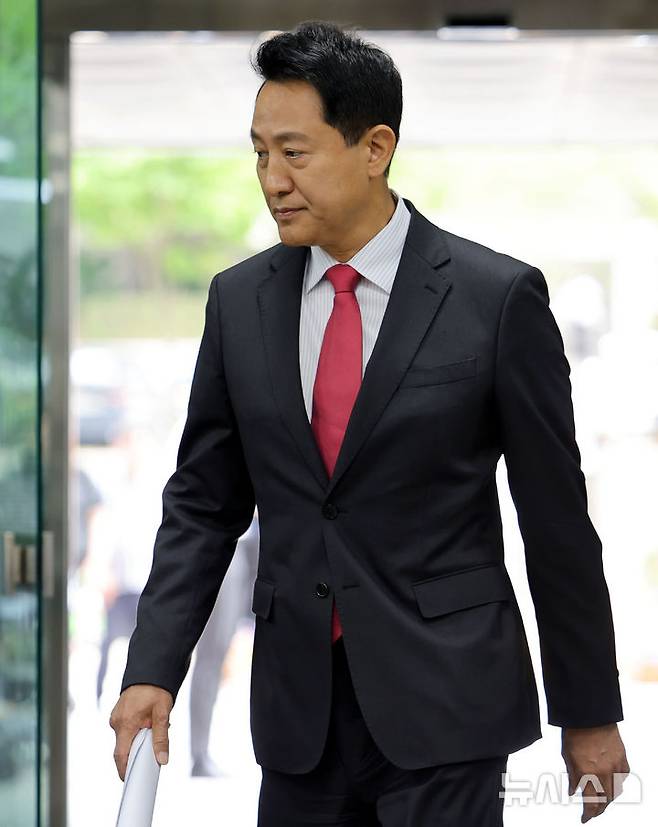 [서울=뉴시스] 홍효식 기자 = 여론조사비 대납 의혹을 받는 오세훈 서울시장이 17일 서울 서초구 서울중앙지방법원에서 열린 결심공판에 출석하고 있다. 2026.06.17. yesphoto@newsis.com