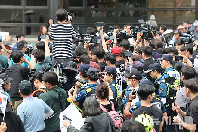[서울=뉴시스] 권창회 기자 = 천준호, 임오경, 전용기 더불어민주당 의원들이 17일 6·3 지방선거 투표용지 부족 사태에 반발한 시민들이 시위를 이어가고 있는 서울 올림픽공원 핸드볼경기장을 찾아 현장을 둘러보다 시위대의 항의를 받고 발길을 돌리고 있다. 2026.06.17. kch0523@newsis.com