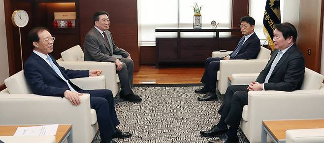 [서울=뉴시스]최태원 대한상의 회장(오른쪽 첫번째)과 이석연 국민통합위원회 위원장(왼쪽 첫번째)이 '성장과 통합의 선순환을 통해 지속가능한 사회를 만들어 나가기 위한 협력 방안'에 대해 논의하고 있다. (사진=대한상의 제공) 2026.06.17. photo@newsis.com *재판매 및 DB 금지