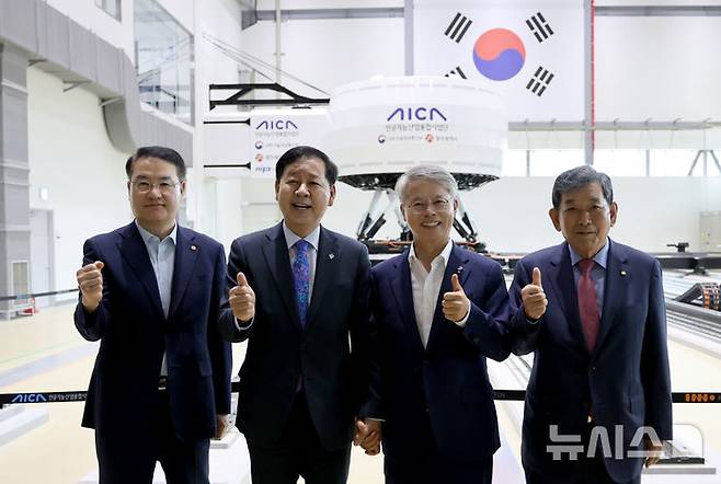[광주=뉴시스] 구윤철 경제부총리 겸 재정경제부 장관과 민형배 전남광주통합특별시장 당선인이 광주 북구 오룡동 광주인공지능집적단지의 드라이빙 시뮬레이터 앞에서 기념사진을 찍고 있다. (사진=민형배 당선인 인수위 제공) 2026.06.17. photo@newsis.com *재판매 및 DB 금지