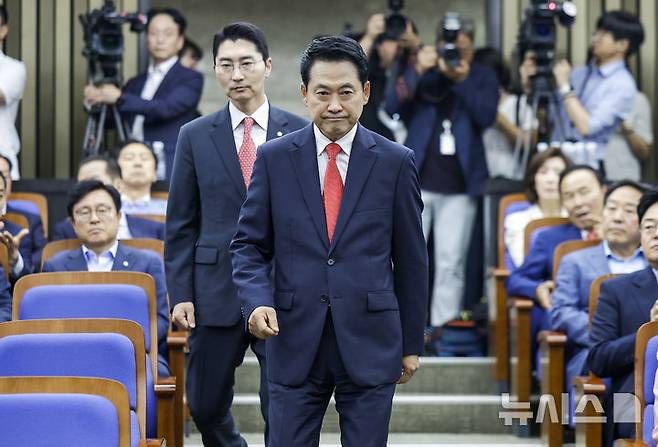 [서울=뉴시스] 정병혁 기자 = 장동혁 국민의힘 대표가 17일 서울 여의도 국회에서 열린 의원총회에 참석하고 있다. 2026.06.17. jhope@newsis.com